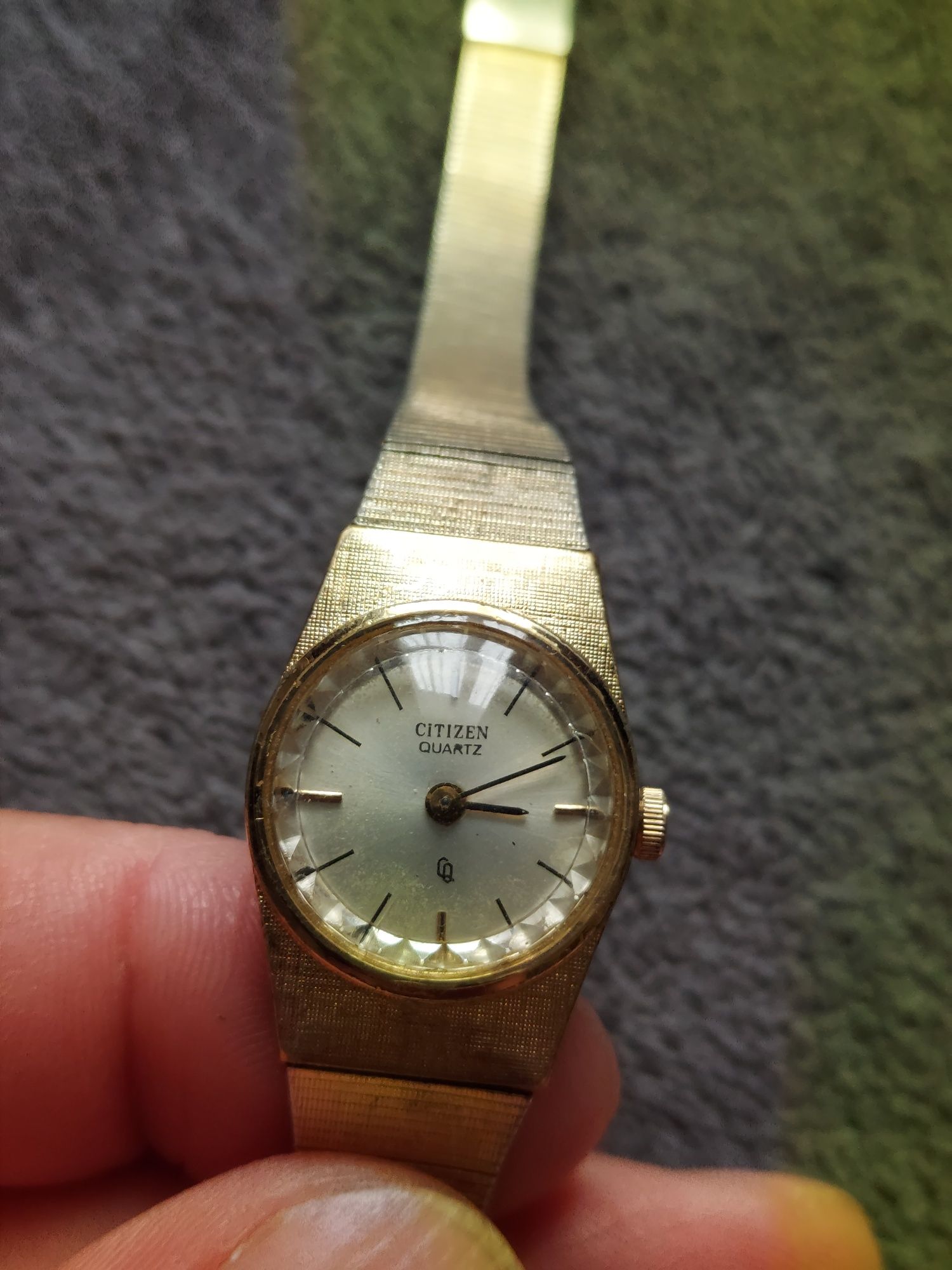 Ceas de dama japonez Citizen,quartz,baterie noua,auriu,superb,deosebit