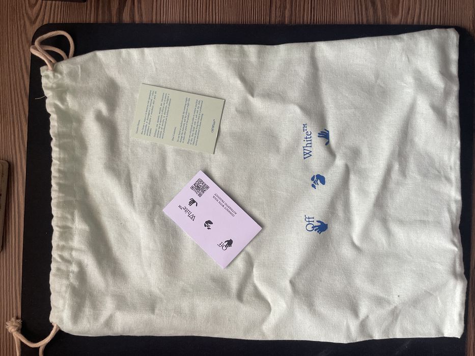 Off-whiet черни кецове