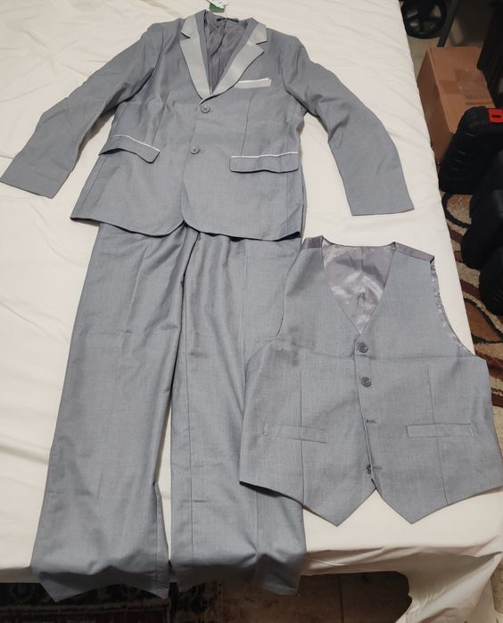 Vând costum pt băieții, mărimea 160