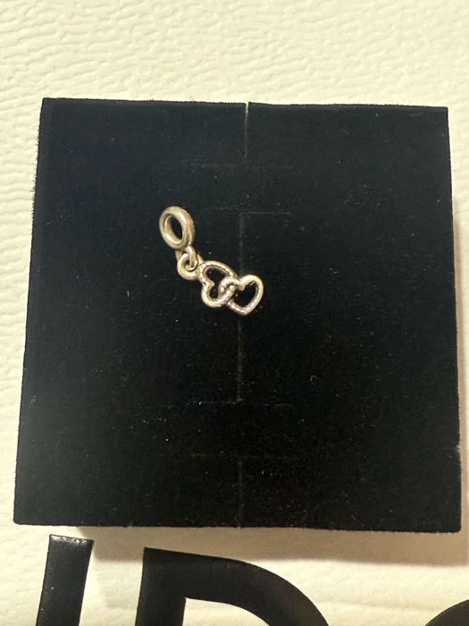 Vând pandantive Pandora originale