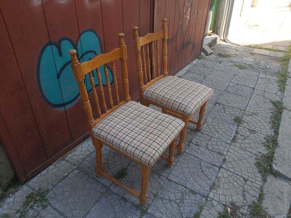 Два масивни стола добро състояние