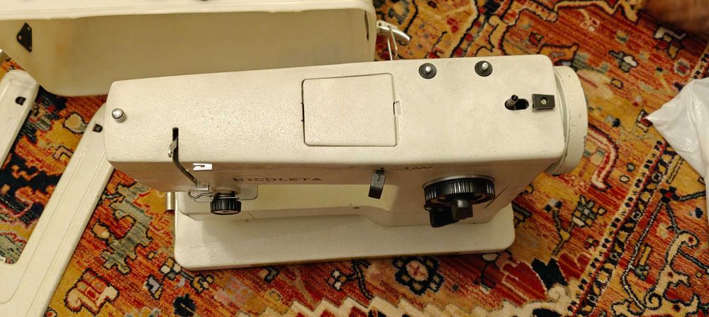 Mașină de cusut Nicoleta Cugir - coase, brodează și surfilează
