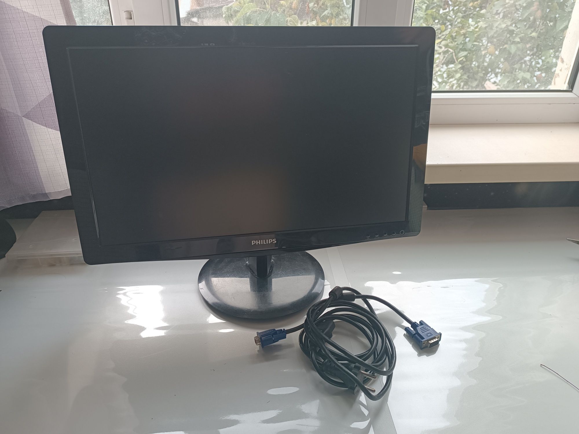 Монитор Philips и кабеля