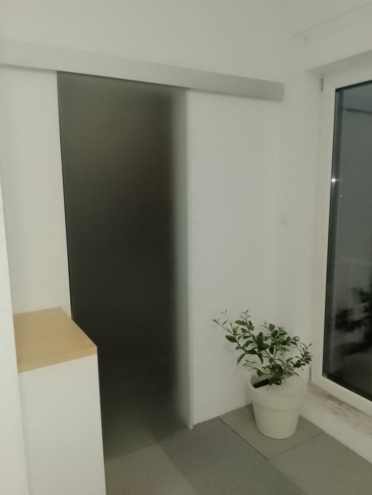 Sistem de culisare pt uși de sticla