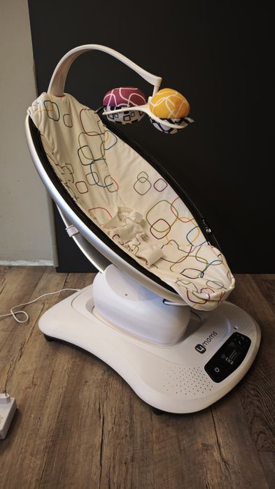 Електрическата бебешка люлка mamaRoo 4.0 Multi-color plush