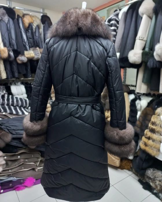 Geaca textilă cu guler și manșete din blană naturală de vulpe