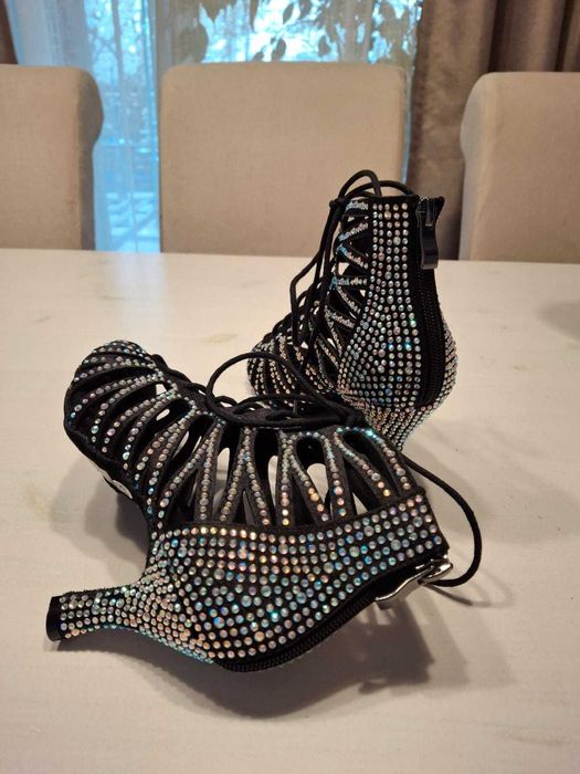 Ghetute/Pantofi dans noi marimea 37, talpa de dans toc 7 cm.