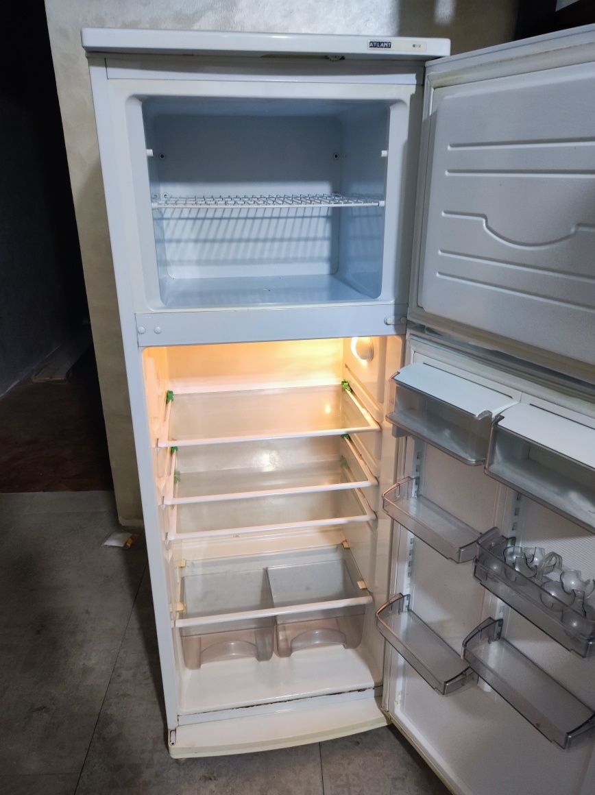 продам холодильник Atlant