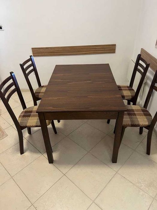 Висока разтегателна дървена маса с 4 стола