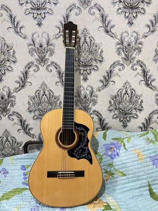 Classica gitara sotiladi pul zarur