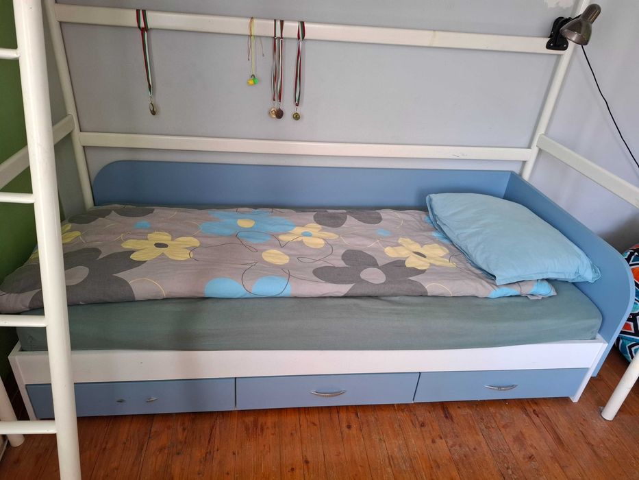 Единично легло с чекмеджета с включен матрак