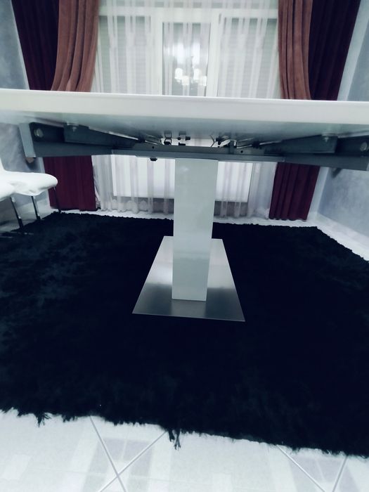 De vânzare masă extensibilă+8 scaune.