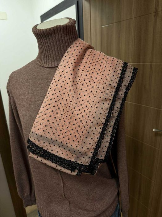 Дамски шал, прозрачен, употребяван.