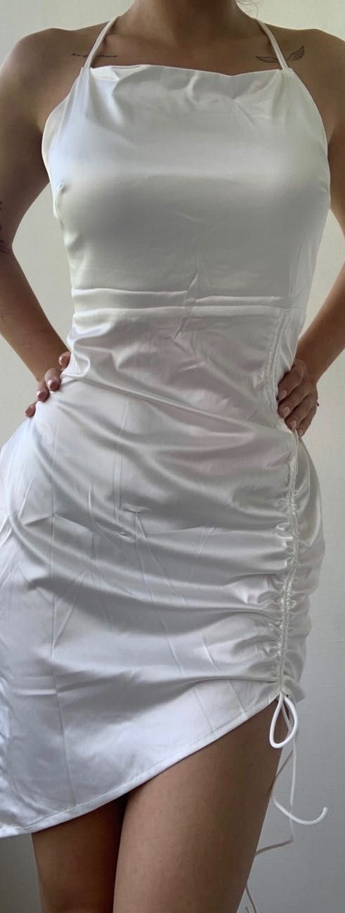 Бяла сатенена рокля