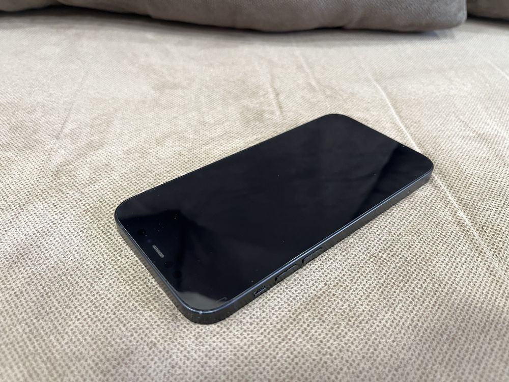 Iphone 12 64 GB 5G с подарък 5 калъфчета