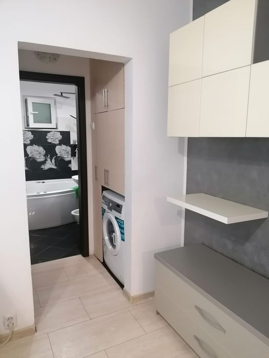 Închiriez apartament 3 camere .