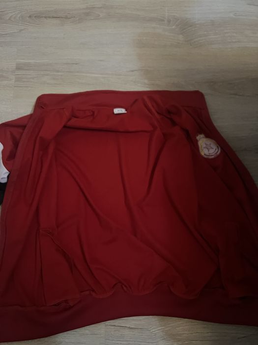 Продавам горнище на Цска чисто ново без забележки.