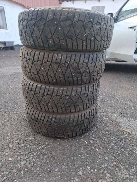 Шина шипованная 215/65 16 б/у