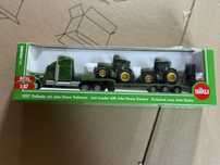 Camion cu platforma, cu doua tractoare John Deere, Siku 1837