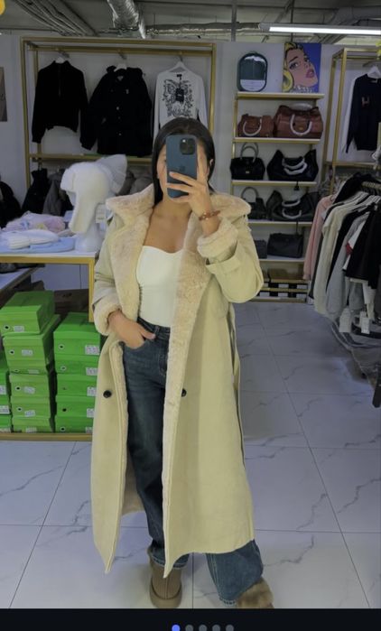 Эко дубленка, ремешок имеется, на пуговицах