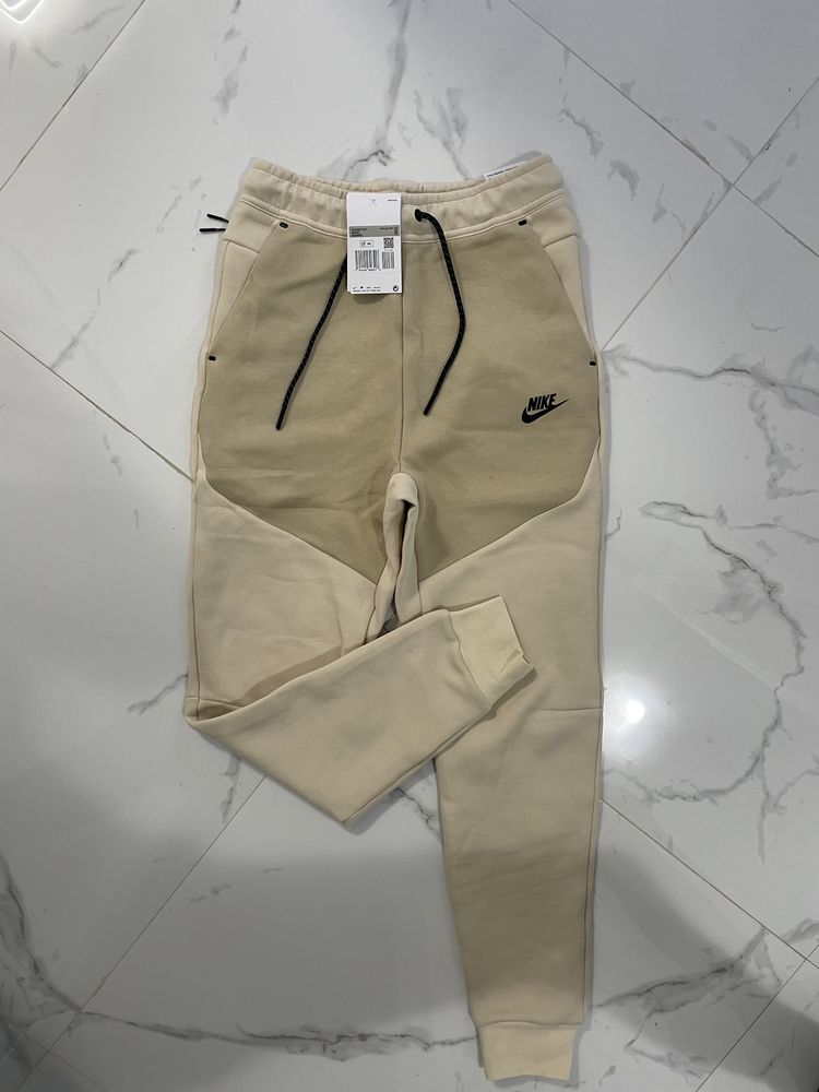 Nike Tech Fleece bej