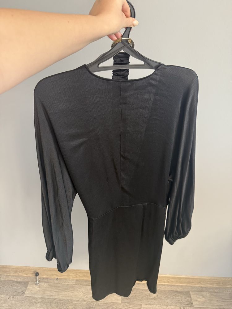 Платье Zara — стильное, элегантное с запахом