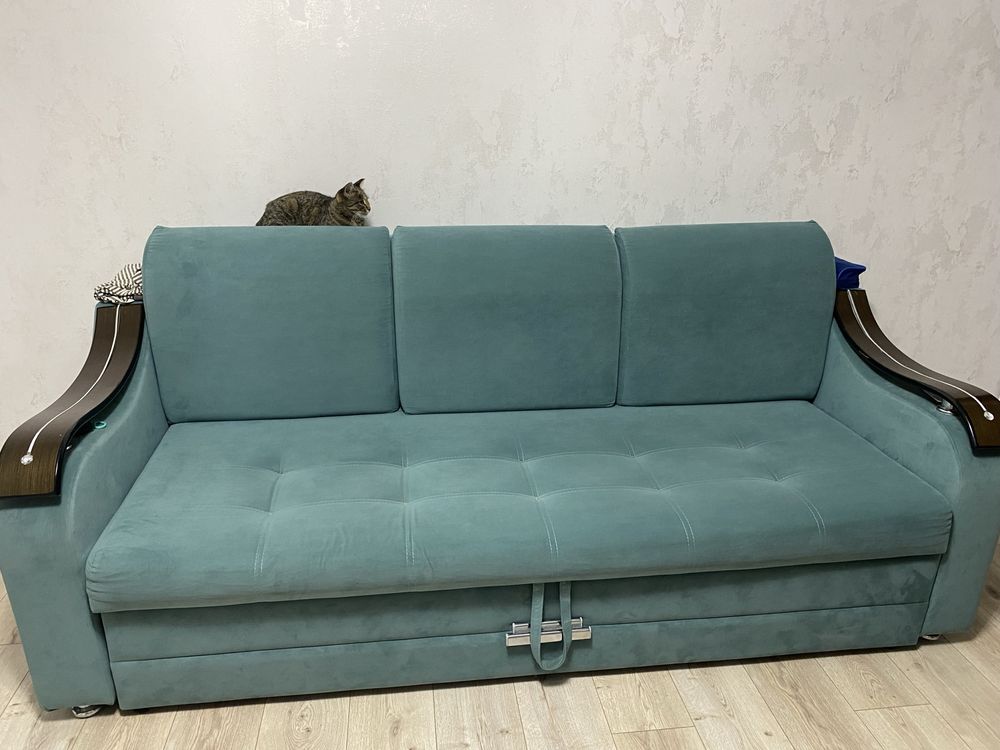 Диван.