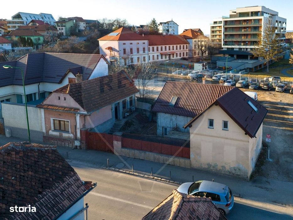 2 case cu curte proprie - locație centrala