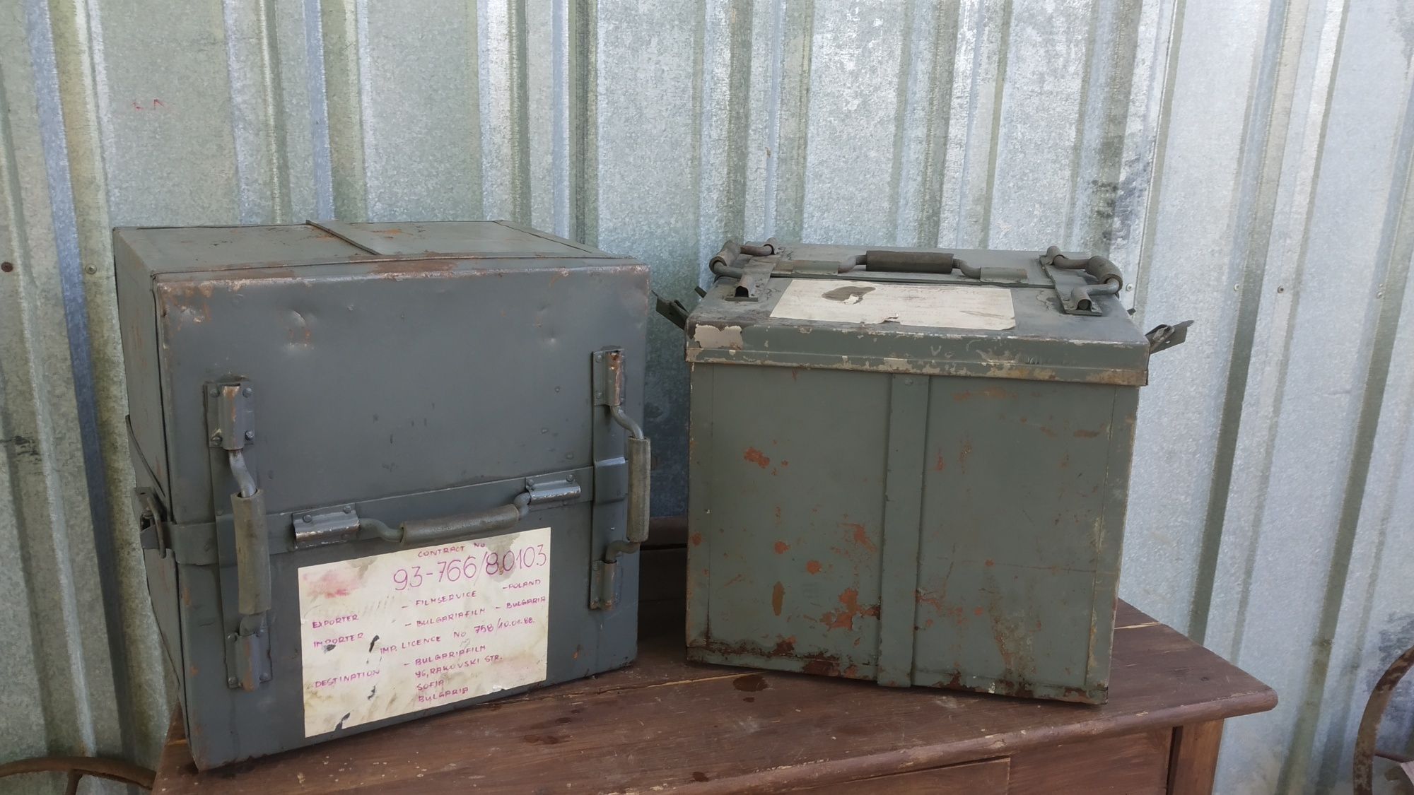 Големи стари метални кутии за филмови ленти.