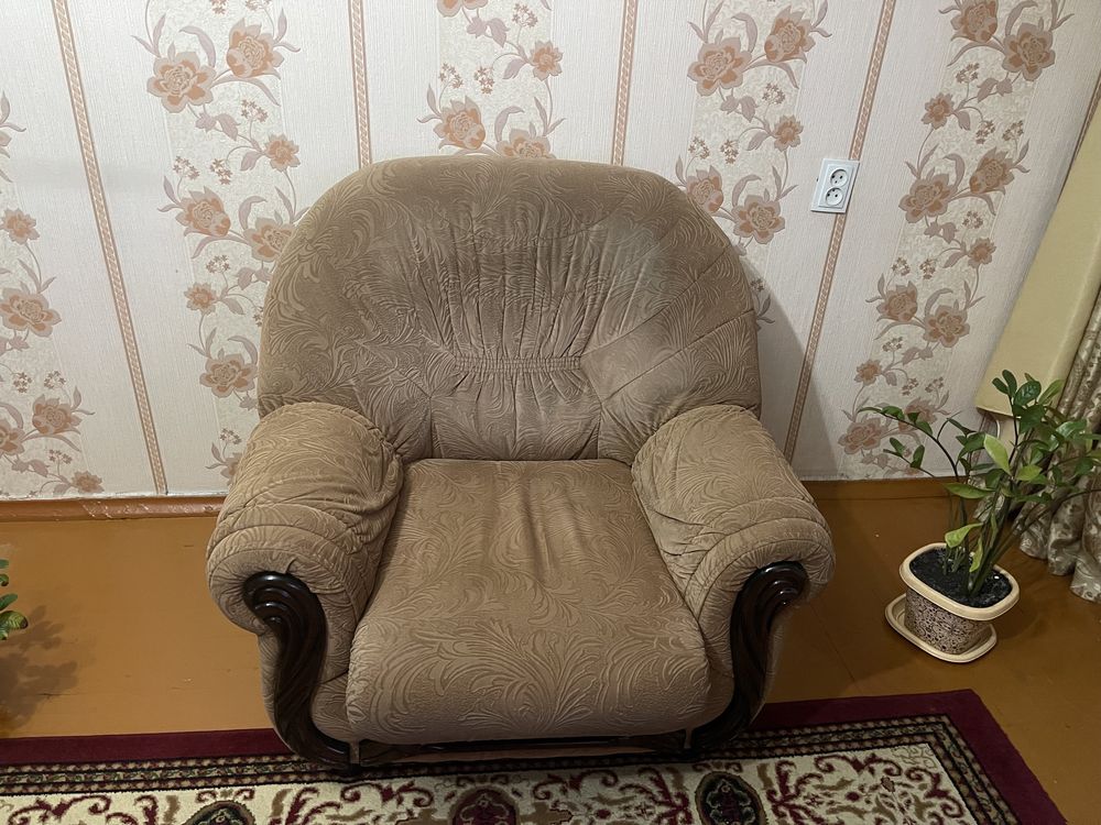Продам угловой диван с креслом