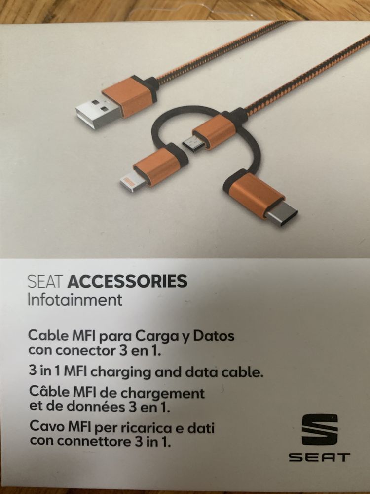 Incarcator USB marca SEAT