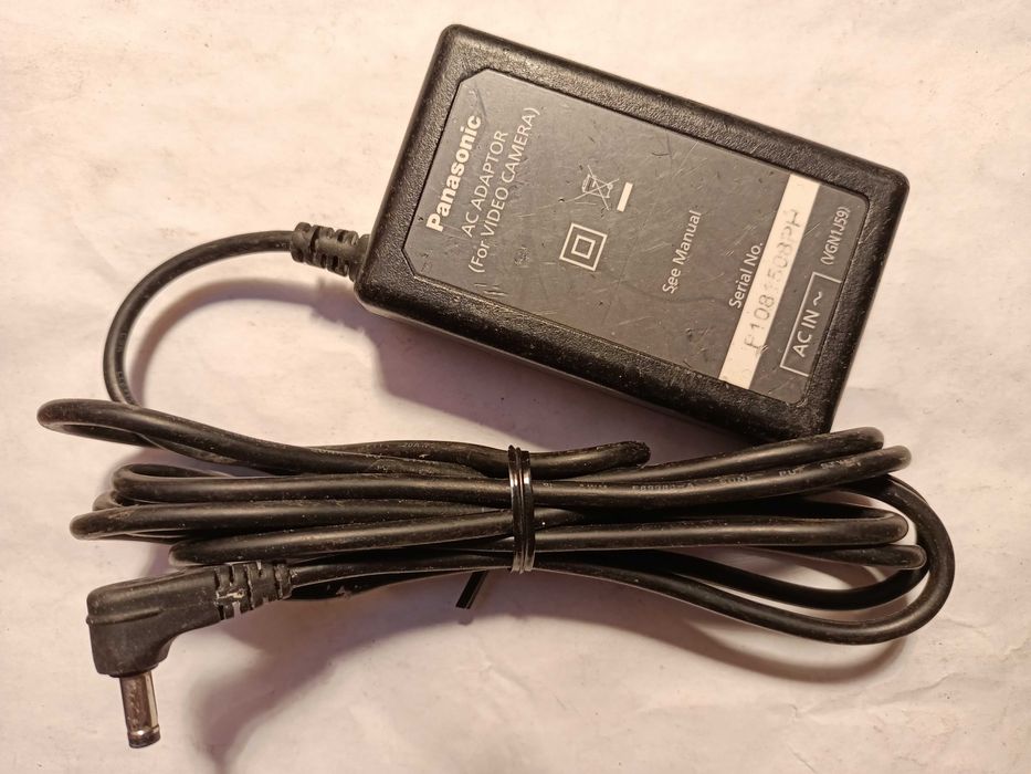 Продам адаптер питания для видеокамеры "Panasonic" .