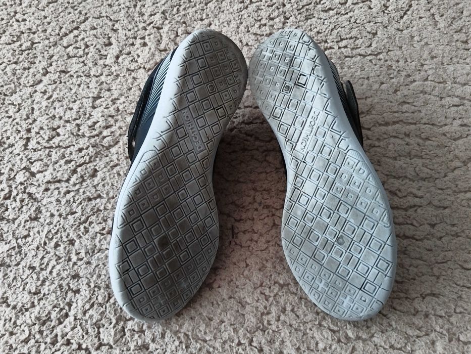 Детски обувки за футзал 100, черно-сиво, Kipsta - 36 номер