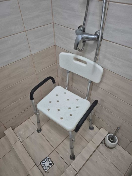 Scaun de duș cu spătar și suporturi pentru brațe
