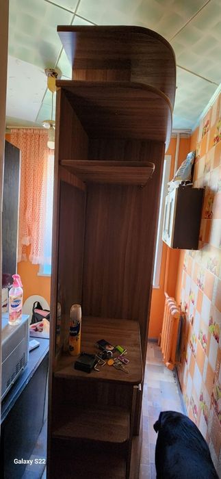 Прихожая с зеркалом и шкафами,