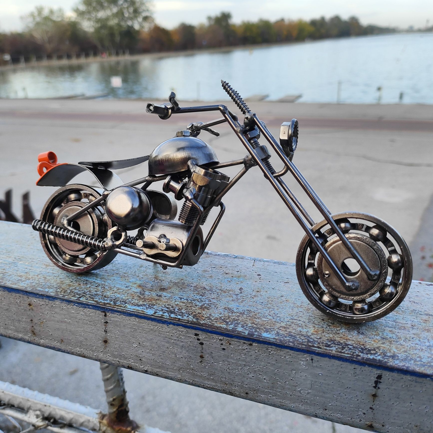 Мотоциклет от стари рециклирани метални части