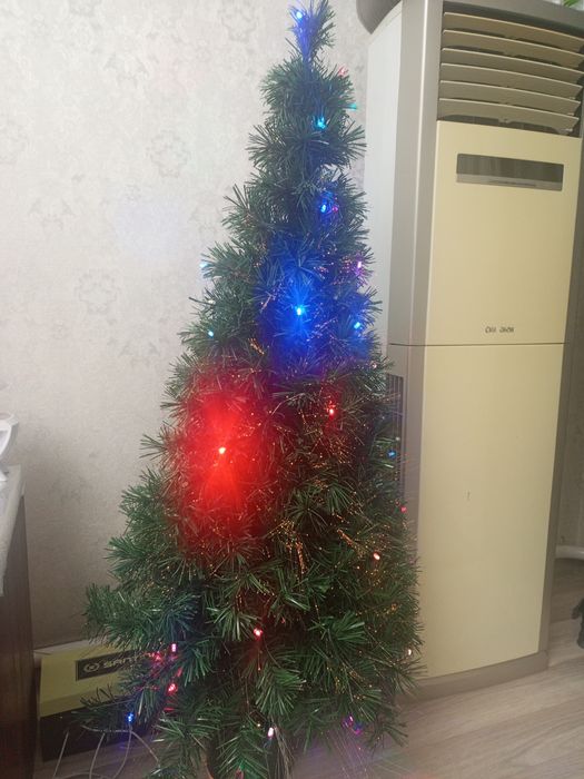 Продам елку искусственную, с строенными лампочками