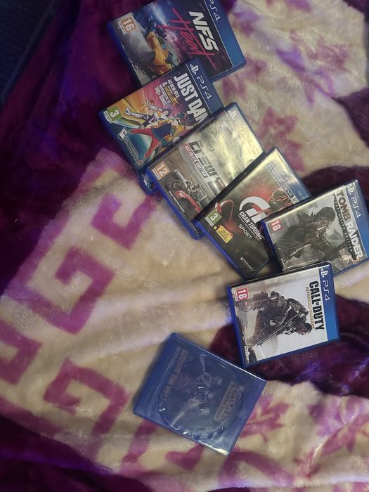 Ps4 Slim 1TB stare foarte buna nu prea l-am folosit