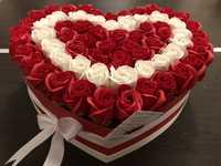 Cutie forma inima cu trandafiri de sapun 150 lei