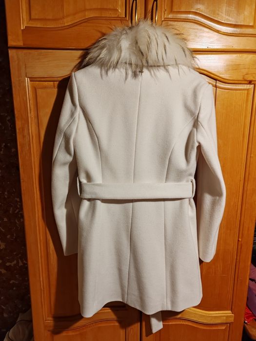 Бяло красиво палто с "богата" естествена кожа.