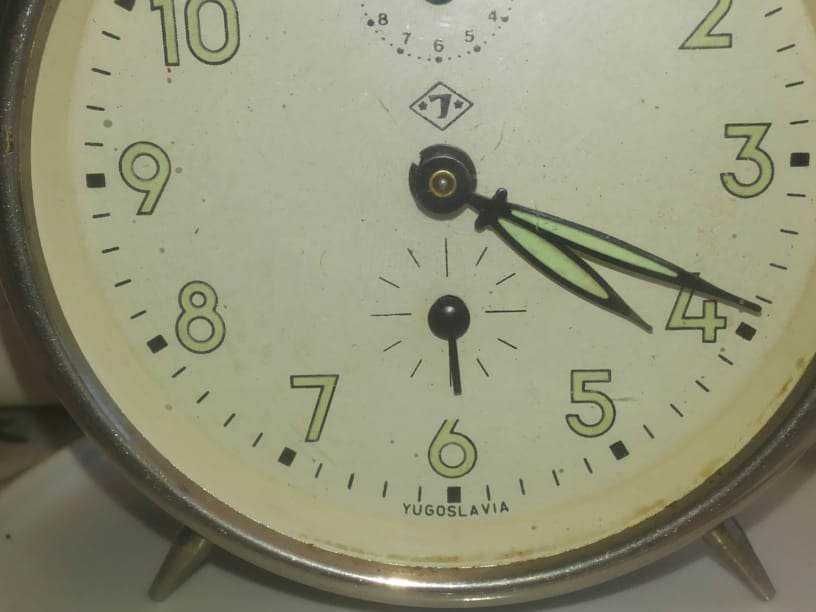 Ceas de masa desteptator , mecanic fabricat in fosta Yugoslavia