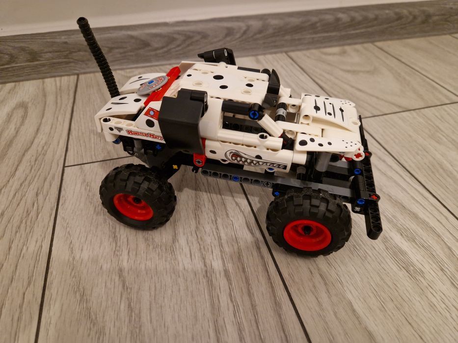 LEGO Technic 2 in 1 Dalmatian Monster Jam Monster Mutt 42150