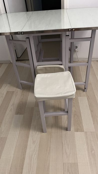 Masa cu scaune si scaune bar