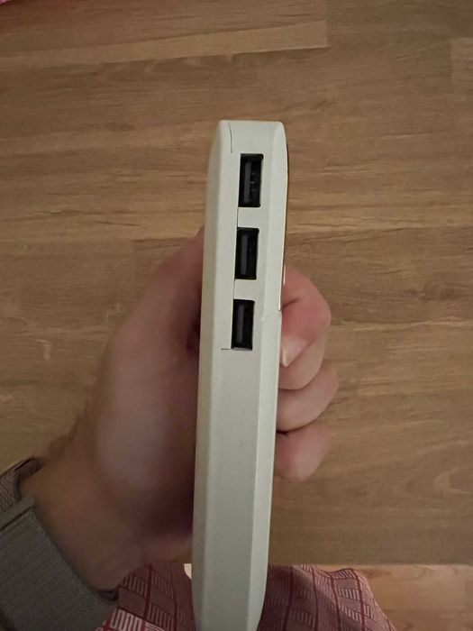 Baterie externa 30000mAh, 3 porturi incarcare, lanterna, culoare alb