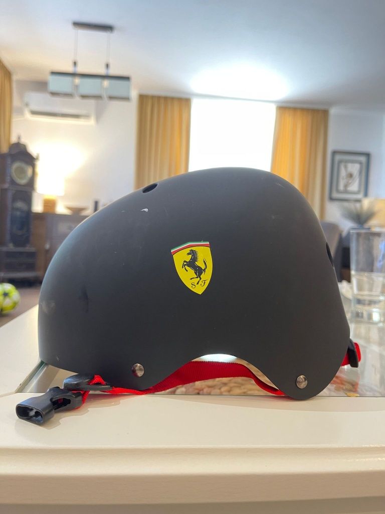 Ferrari каска,насочени,налакътниции предпазители за ръце