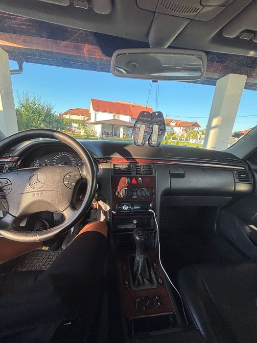 Vând Mercedes E220 W210