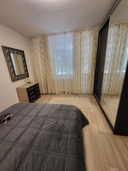 Direct proprietar Închiriez apartament 4 camere centrala proprie