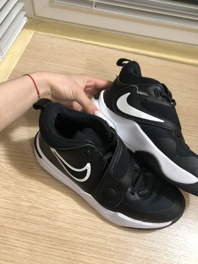 Обувки nike.