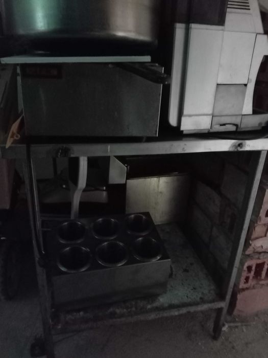 Продава кухненско оборудване на изгодни цени .