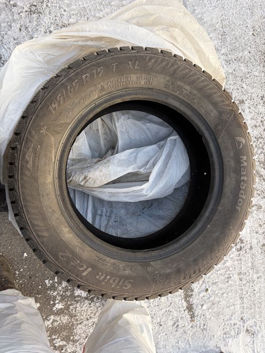 Шины зимние в отличном состояний размер 15 2 пары